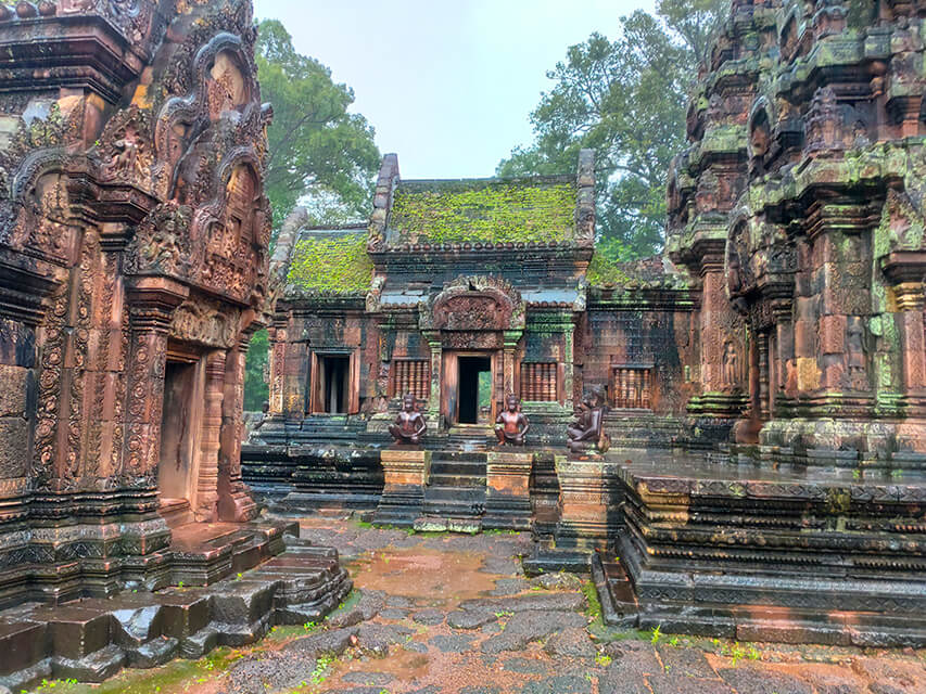 Capture the authentic charm of Banteay Srei’s safe temple scene